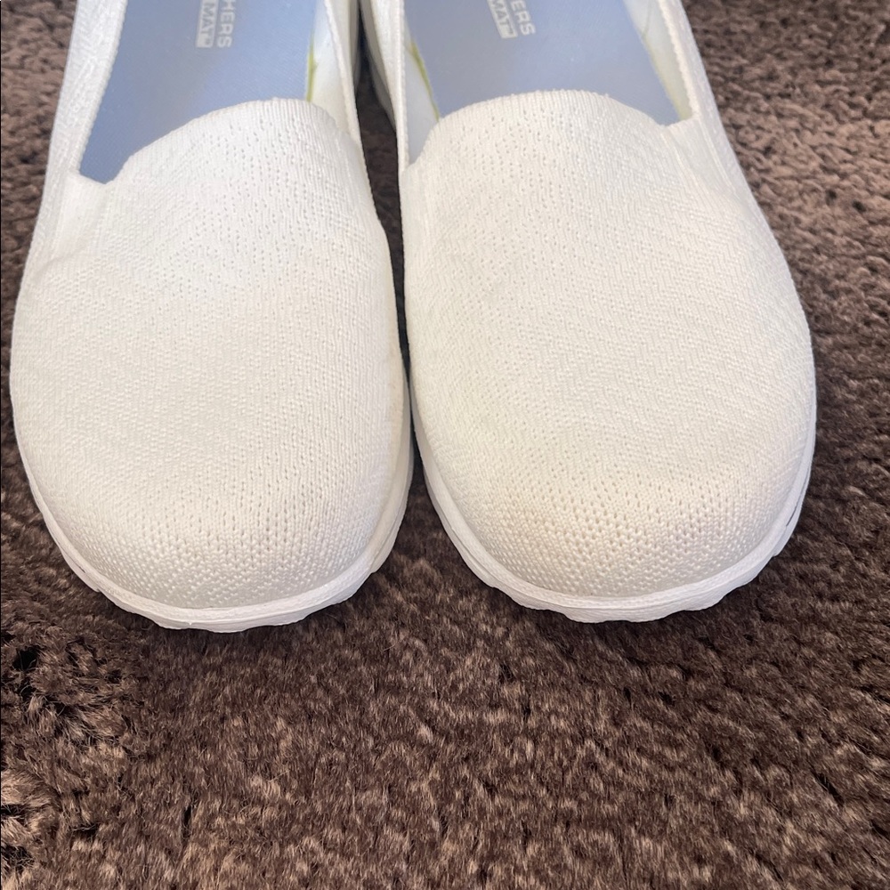 Skechers Women's White Slip-On Sneakers size 9 - Picture 2 of 8